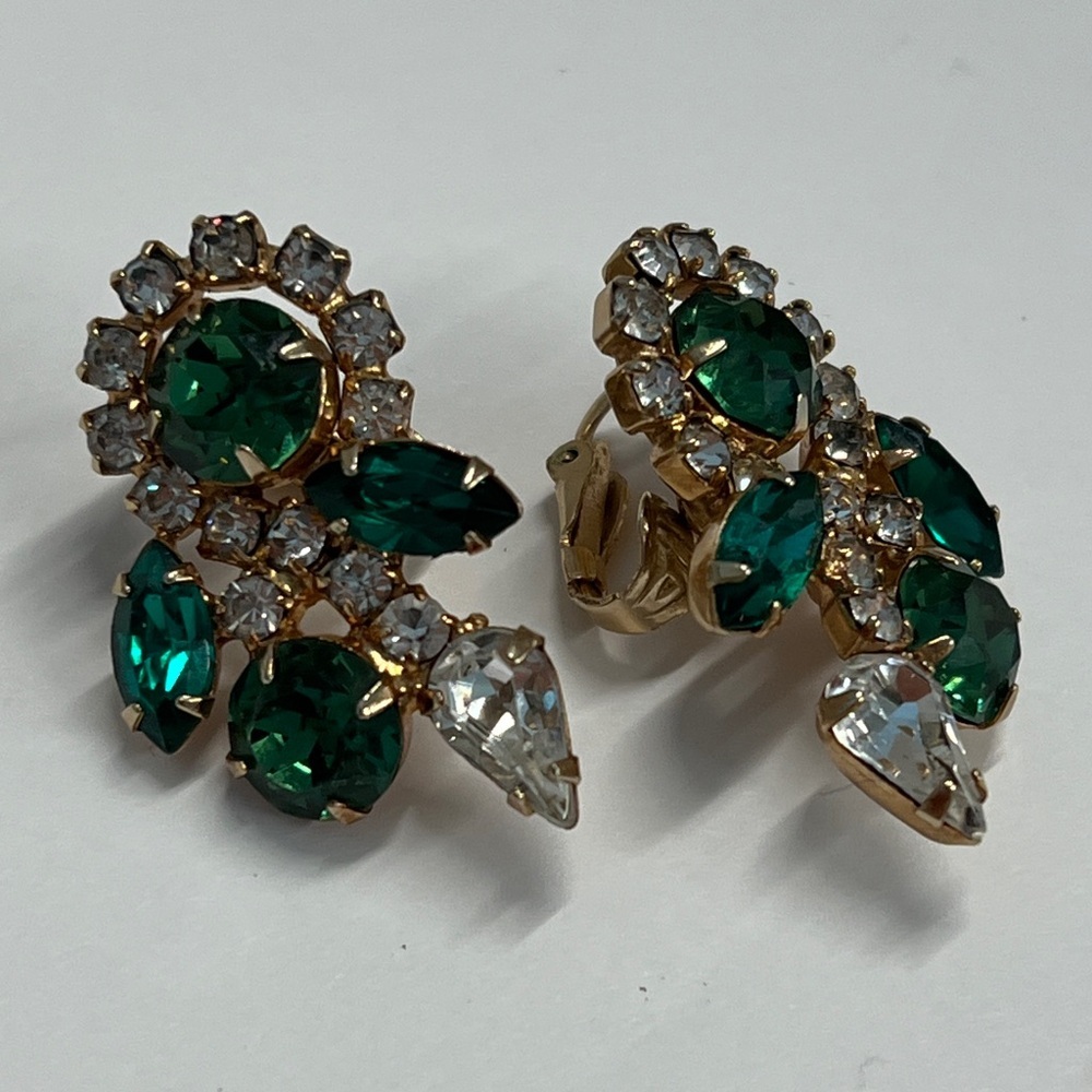 Vintage Hattie Carnegie Green Faceted Clip Earrings - Picture 3 of 8